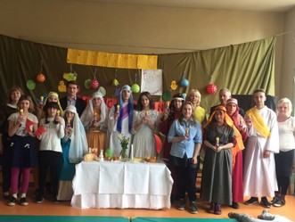 Nasi uczniowie w przedstawieniu Wielkanocnym.